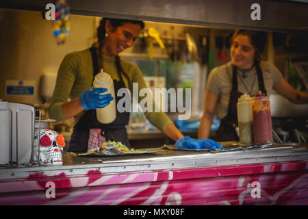 London, Regno Unito - Ottobre 2017. Mexican street food in stallo Brockley mercato, un cibo locale mercato organizzato ogni sabato a Lewisham. Formato orizzontale. Foto Stock