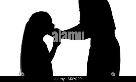 Silhouette a madre e figlia indossando maschere chirurgiche per proteggere da un'epidemia via matte Foto Stock