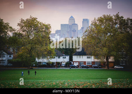 London, Regno Unito - Ottobre 2017. Vista dei campi collinosi Park con Canary Wharf sullo sfondo. Il parco è situato nel quartiere di Lewisham. Foto Stock