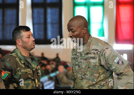 Stati Uniti Comando Esercito Sgt. Il Mag. David M. Clark, Senior arruolato per il leader della NATO a sostegno deciso (RS) Missione e le forze USA in Afghanistan (USFOR-A) presenta un premio per il comando Sgt. Il Mag. Habibulla Chamkani che fu chiamato come il comando in arrivo sergente maggiore dell'esercito nazionale afghano durante il XII Afghanistan annuale Esercito Nazionale Senior Leadership di NCO e seminario di formazione, 26 Novembre a nov. 28. Foto Stock