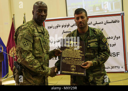 Stati Uniti Comando Esercito Sgt. Il Mag. David M. Clark, Senior arruolato per il leader della NATO a sostegno deciso (RS) Missione e le forze USA in Afghanistan (USFOR-A) presenta un premio per il comando Sgt. Il Mag. Habibulla Chamkani che fu chiamato come il comando in arrivo sergente maggiore dell'esercito nazionale afghano durante il XII Afghanistan annuale Esercito Nazionale Senior Leadership di NCO e seminario di formazione, 26 Novembre a nov. 28. Foto Stock