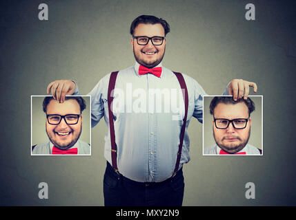 Giovane uomo allegro in bicchieri azienda foto con emozioni positive e negative con sbalzi di umore e sorridente in telecamera Foto Stock