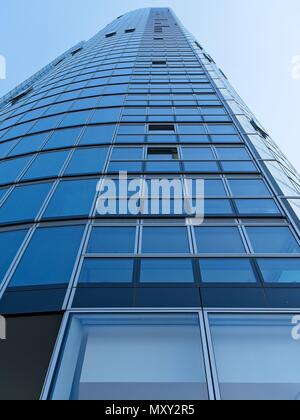 Vauxhall, London, Regno Unito - Giugno 02 2018: basso angolo vista di St George Wharf torre a 181 metri (594 piedi) Edificio di 223 appartamenti Foto Stock