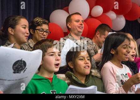 Tech. Sgt. Jane Hunter, sinistra e Senior Airman Lena Santiago, centro, sia con il 177th volo comunicazioni e Master Sgt. Benjamin Hemme, 177th squadrone di manutenzione, tutti con il New Jersey Air National Guard, pratica cantando canti di vacanze con il quarto livellatrici dal Seaview Scuola Elementare di Linwood, N.J., durante il XVI vacanza annuale "ongfest' presso il New Jersey Veterans Memorial Home a Vineland, N.J., Dic 13, 2016. Più di 80 quarta livellatrici e 18 aviatori cantato canzoni di vacanza e distribuite le carte per la casa residenti durante l'evento. (U.S. Air National Guard foto da Ma Foto Stock