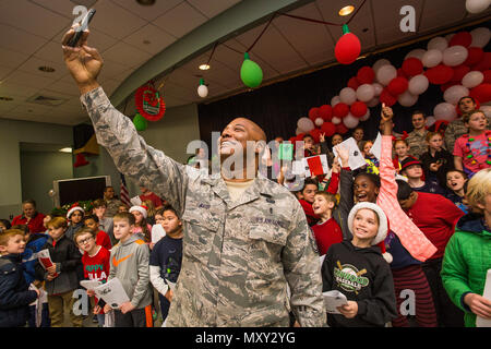 Senior Master Sgt. Harry Waugh, centro 177th Fighter Wing, New Jersey Air National Guard, prende un selfie con quarta livellatrici dal Seaview Scuola Elementare di Linwood, N.J., durante il XVI vacanza annuale "ongfest' presso il New Jersey Veterans Memorial Home a Vineland, N.J., Dic 13, 2016. Più di 80 quarta livellatrici e 18 aviatori cantato canzoni di vacanza e distribuite le carte per la casa residenti durante l'evento. (U.S. Air National Guard foto di Master Sgt. Riferimento C. Olsen/rilasciato) Foto Stock