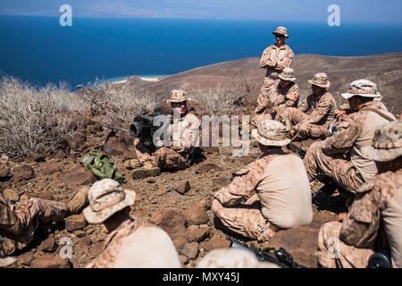 161211-M-GM943-182 U.S. 5TH FLOTTA AREA DI OPERAZIONI (Dec.10, 2016) DEGLI STATI UNITI Lancia Marine Cpl. Dabadie cristiana, un assaultman con la società C, battaglione atterraggio Squadra 1st Bn., 4 Marines, undicesimo Marine Expeditionary Unit (MEU), dimostra l'uso corretto di un principale componente di sparo di una MGF-148 Javelin anti-missile serbatoio di Marines entro il suo plotone come una parte di esercizio del coccodrillo di pugnale, dic. 11. Le principali ottiche e componente di cottura di un missile Javelin sistema consente all'operatore per eseguire lo zoom in avanti su possibili bersagli nemici e ottenere l'identificazione positiva, o impegnare il confermati gli obiettivi del tramite Foto Stock