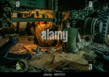 161211-M-GM943-182 U.S. 5TH FLOTTA AREA DI OPERAZIONI (Dec.10, 2016) DEGLI STATI UNITI Lancia Marine Cpl. Dabadie cristiana, un assaultman con la società C, battaglione atterraggio Squadra 1st Bn., 4 Marines, undicesimo Marine Expeditionary Unit (MEU), dimostra l'uso corretto di un principale componente di sparo di una MGF-148 Javelin anti-missile serbatoio di Marines entro il suo plotone come una parte di esercizio del coccodrillo di pugnale, dic. 11. Le principali ottiche e componente di cottura di un missile Javelin sistema consente all'operatore per eseguire lo zoom in avanti su possibili bersagli nemici e ottenere l'identificazione positiva, o impegnare il confermati gli obiettivi del tramite Foto Stock