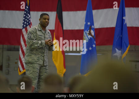 Master Chief Sgt. Phillip Easton, 3° Air Force e il XVII Expeditionary Air Force command chief, parla dell'importanza della famiglia durante una chiamata di hangar uno sulla Spangdahlem Air Base, Germania, 14 dicembre, 2016. Durante la terza AF leadership visita sono stati forniti un tour attorno alla base e si è incontrato con gli avieri. (U.S. Air Force photo by Staff Sgt. Jonathan Snyder) Foto Stock