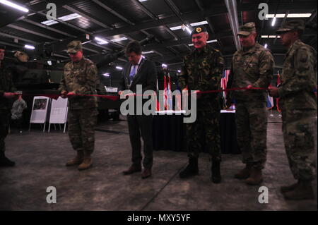 Da sinistra, Lt. Gen. Ben Hodges, comandante generale, U.S. Esercito Europa, Edelachtbare Heer J. Som, sindaco di Eygelshoven, Paesi Bassi e olandese gen. Tom Middendorp, il capo di difesa personale, Royal Netherlands esercito, tagliare il nastro ad aprire ufficialmente l'esercito Prepositioned magazzino sito a Eygelshoven Army Depot-BENELUX, dic. 15. Foto Stock