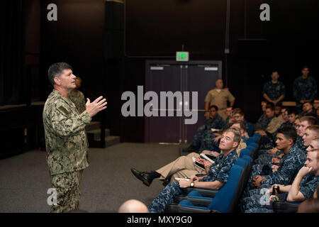 161216-N-QE566-005 PEARL HARBOR (dec. n. 16, 2016) Vice Capo di operazioni navali (VCNO) Adm. Bill Moran parla di Pearl Harbour di leadership e di marinai durante un tutte le mani chiamata a Sharkey teatro sulla base comune Harbor-Hickam perla. Moran ha informato i marinai e leadership Marina circa gli eventi attuali e quindi aperto il pavimento per domande dai marinai. (U.S. Navy foto di Sottufficiali di prima classe Corwin M. Colbert) Foto Stock