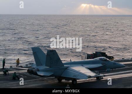 161217-N-FE442-004 OCEANO ATLANTICO (dec. n. 17, 2016) Un F/A-18C Super Hornet attaccato al 'Golden Warriors' di Strike Fighter Squadron (VFA) 87 si prepara a lanciare dalla portaerei USS George H.W. Bussola (CVN 77). George H.W. Bush è in corso un conduttore composito unità di formazione di esercitare con il George H.W. Bush Carrier Strike gruppo in preparazione per una prossima distribuzione. (U.S. Navy foto di Sottufficiali di terza classe Matlage Matt/rilasciato) Foto Stock