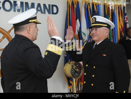 MILLINGTON, Tennessee (Dec. n. 19, 2016) posteriori Adm. Doug Beal, vice comandante della Marina Militare comando reclutamento (NRC), sinistra, eroga il giuramento di messa in servizio per il dott. Charles Wallace su quarterdeck dell NRC in Millington dic. 19. A seguito di una 27 anni di carriera di pratica privata in chirurgia plastica, Wallace sarà ora presta la sua competenza medica come parte della marina degli Stati Uniti di riserva. (U.S. Foto di Marina di Massa lo specialista di comunicazione 2a classe Brandon Martin/rilasciato) Foto Stock