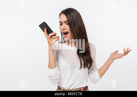 Ritratto di una furiosa asian imprenditrice a urlare contro il telefono cellulare isolato su sfondo bianco Foto Stock