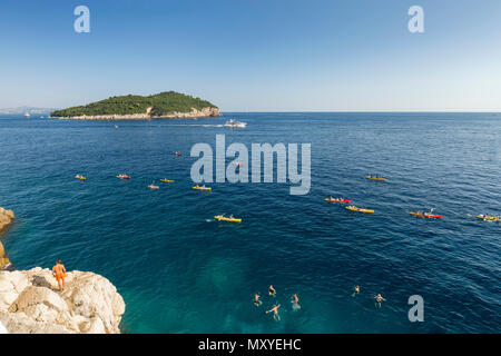 Estate ricreazione nel mare Adriatico al di fuori delle mura della città di Dubrovnik. Foto Stock