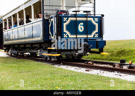 Un affascinante viaggio sul blu vintage tranvia funicolare. natura escursione durante il viaggio in tram. La spettacolare corsa alla stazione sul ca Foto Stock