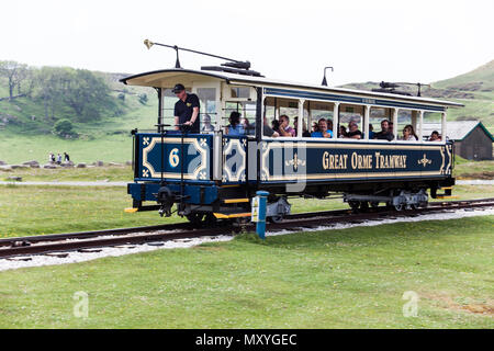 Un affascinante viaggio sul blu vintage tranvia funicolare. natura escursione durante il viaggio in tram. La spettacolare corsa alla stazione sul ca Foto Stock