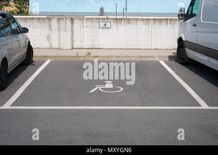 Gratis parcheggio per disabili spot con il simbolo della sedia a rotelle - Foto Stock