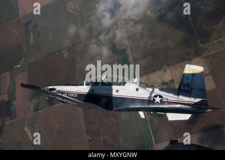 Un T-6un texano II vola sopra Oklahoma, 24 maggio 2018. La T-6 texano II è il primario trainer per corsi di laurea Air Force pilota di formazione degli studenti. (U.S. Air Force foto di Airman 1. Classe Zachary guarire) Foto Stock