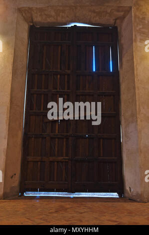 Antica chiesa di legno porta in Andalusia. Spagna Foto Stock