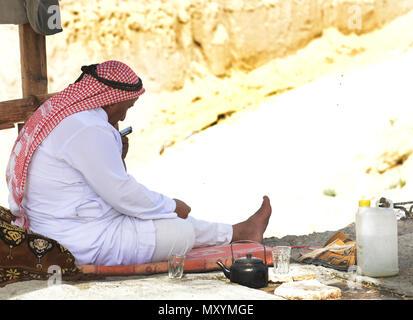 Tradizionalmente un vestito uomo beduino nel deserto Judaean in Israele. Foto Stock