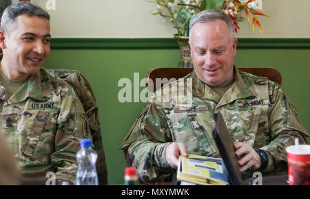 Brig. Gen. Richard Sele, il vice Comandante generale degli Stati Uniti Esercito degli affari civili e le operazioni psicologiche il comando (Airborne) da Fort Bragg, N.C., partecipa a un pranzo con gli affari civili di soldati a Camp Arifjan in Kuwait del 16 dicembre, 2016. Sele anche visitare includeva incontri con gli Stati Uniti Esercito centrale di alti dirigenti compreso il Mag. Gen. William Hickman, U.S. Centrale di esercito vice comandante generale - operazioni. (U.S. Esercito foto di Sgt. Angela Lorden) Foto Stock