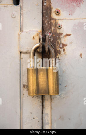 Primo piano delle porte di metallo con oro, giallo Vecchia serratura. L'immagine verticale. Foto Stock