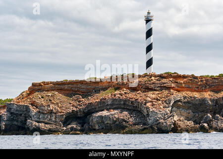 Faro a nord del litorale roccioso di Isola di Ibiza. Isola delle Baleari, Spagna Foto Stock