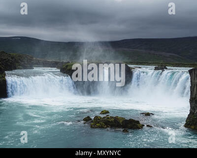 Famoso godafoss è uno delle più belle cascate in Islanda è situato al nord Foto Stock