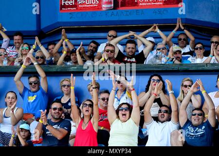 Le donne fan fare il tifo per i loro team Foto Stock