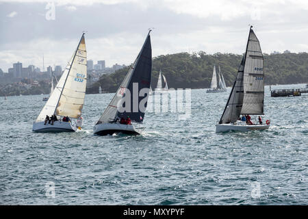 Yachts racing sul Porto di Sydney in inverno Foto Stock