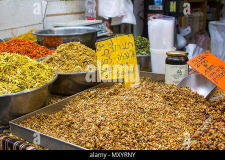 9 Maggio 2018 Una selezione di semi, erbe aromatiche e spezie in vendita presso la trafficata Mahane Yehuda coperto street market in Jerusalem Israel Foto Stock