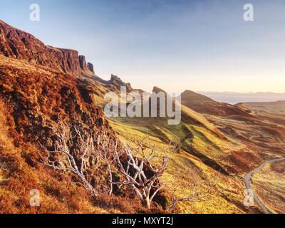 Montagne Quiraing tramonto con cielo drammatico nelle highlands scozzesi Isola di Skye Regno Unito Foto Stock
