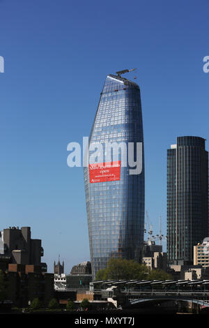 London, Regno Unito - 4 maggio 2018. Il nord e il guscio edificio, sede dell'editore del Daily Express group sul lungofiume del nord del Tamigi. Foto Stock