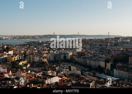 Lisbona, Portogallo - 05 Maggio 2018: vista in elevazione della skyline di Lisbona. Foto Stock