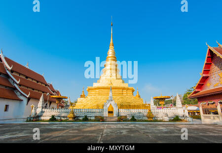 La pagoda dorata in Phra That Chae Haeng tempio, Nan provincia, Thailandia Foto Stock