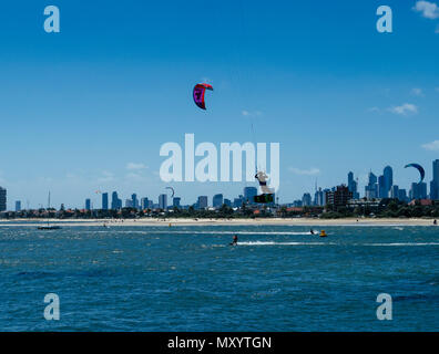 Kite surfers in azione in Port Phillip Bay vicino a St Kilda, Melbourne, Victoria, Australia Foto Stock