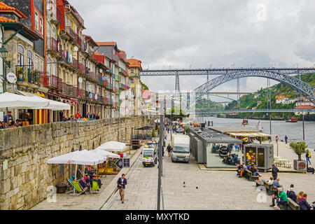 Vista sulla strada del fiume Douro e Dom Luís I Bridge a Porto, Portogallo. Foto Stock