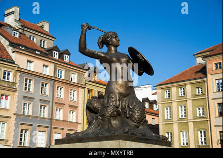 Mermaid di Varsavia (Syrenka Warszawska) sulla vecchia piazza del Mercato nel centro storico di Varsavia Città Vecchia elencati dall'UNESCO Patrimonio dell'umanità, Varsavia, Polonia. 12 maggio Foto Stock