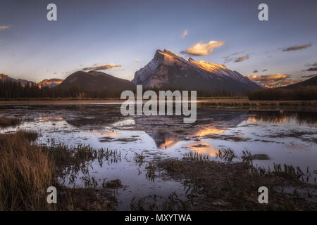 Non importa dove siete a Banff, il cuneo a Mount Rundle telai sopra di voi! Questa è una foto che si affaccia su Laghi Vermillion - un famoso tramonto sp Foto Stock