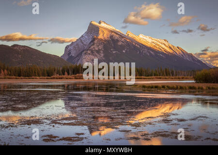 Non importa dove siete a Banff, il cuneo a Mount Rundle telai sopra di voi! Questa è una foto che si affaccia su Laghi Vermillion - un famoso tramonto sp Foto Stock