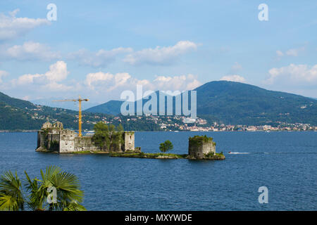 Cannobbio, Italia, 10 Giugno 2016 - castelli abbandonati sul lago, Cannero Riviera, Italia, Lago Maggiore Foto Stock