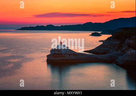 Faro in Bonifacio, Corsica, Francia al tramonto Foto Stock