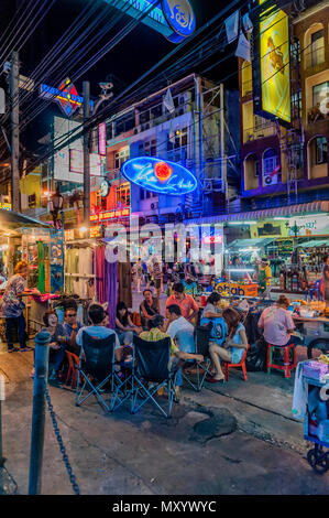 Khaosan Road o Khao San Road di notte, Bangkok, Thailandia Foto Stock