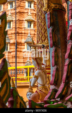 Wat Tham Seu o Grande Tempio del Buddha. Kanchanaburi. Della Thailandia Foto Stock