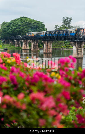 Ponte sul Fiume Kwai o ponte di Kanchanaburi, Thailandia Foto Stock