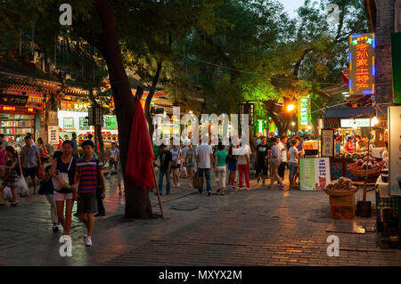 Xian, Cina - 6 Agosto 2012: la gente camminare in una strada del Quartiere Musulmano nella città di Xian di notte, in Cina, Asia Foto Stock