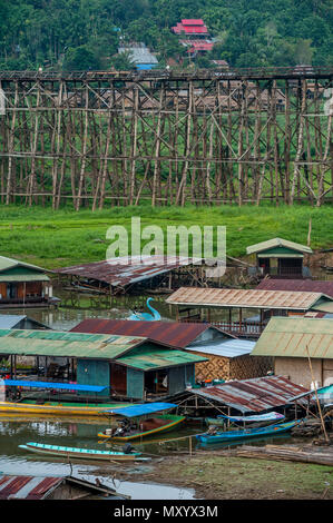 Sapan Mon Bridge, Amphoe Sangkhla Buri, Kanchanaburi Thailandia Foto Stock