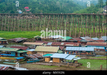 Sapan Mon Bridge, Amphoe Sangkhla Buri, Kanchanaburi Thailandia Foto Stock