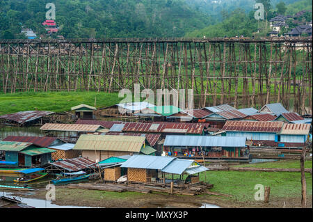 Sapan Mon Bridge, Amphoe Sangkhla Buri, Kanchanaburi Thailandia Foto Stock