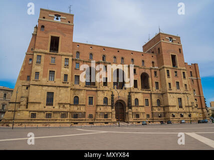 Taranto, Italia - Il centro storico di una grande città del sud Italia, Regione Puglia, sul mare con il settore portuale, in una giornata di primavera. Foto Stock